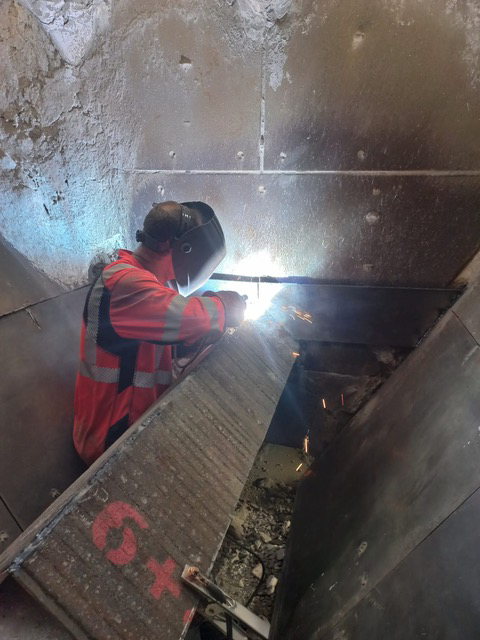 Travaux de soudage dans une trémie